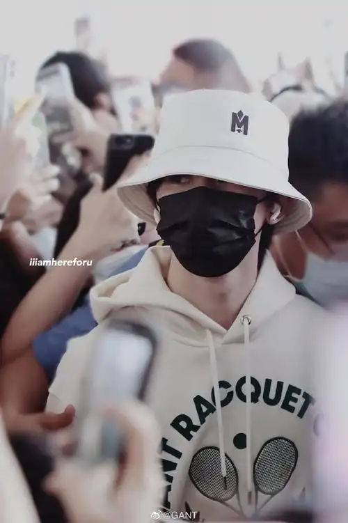 gant星朋友#@时代少年团队长-马嘉祺身着gant 2022早秋系列连帽卫衣