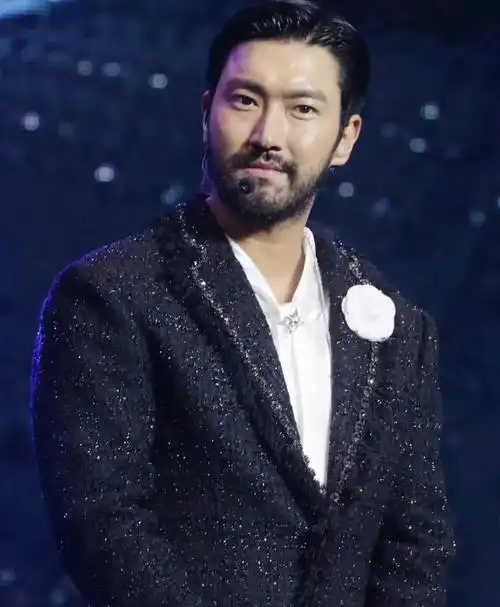 崔始源与刘雯的恋情稳定,婚姻即将来临,但他的形象却发生了巨大的