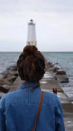 唯美女孩的孤独背影