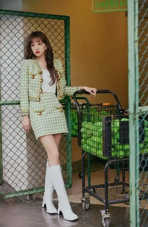 程潇的"肉感身材"成优势,穿套装内搭背心露一截腰,凹凸感迷人_腾讯