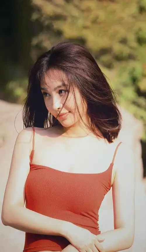 李菲儿这颜值和身材也是相当不错的