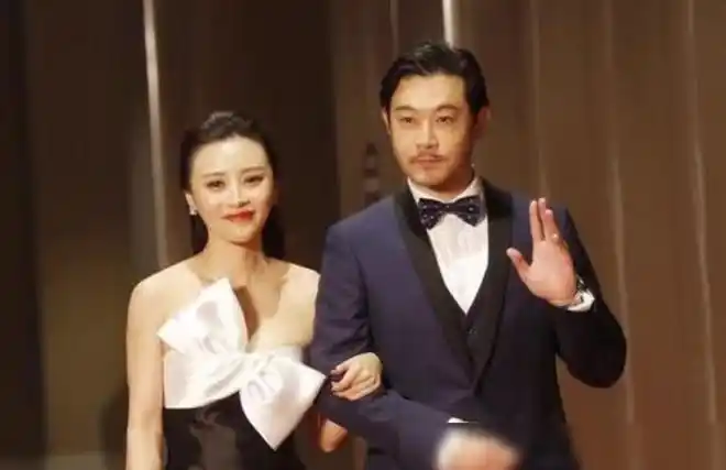 49岁黄维德近照,与伊能静牵手逛街后离婚,胖成油腻男风光不再