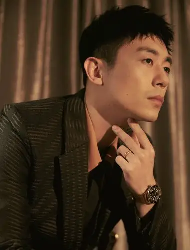 朱亚文云纹西装写真释出 优雅三件套彰显绅士气质_凤凰网娱乐_凤凰网