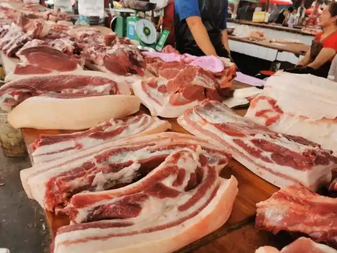 5月23日早上,记者走访了文新农贸市场和下沙坝市场,两个市场内,市场卖