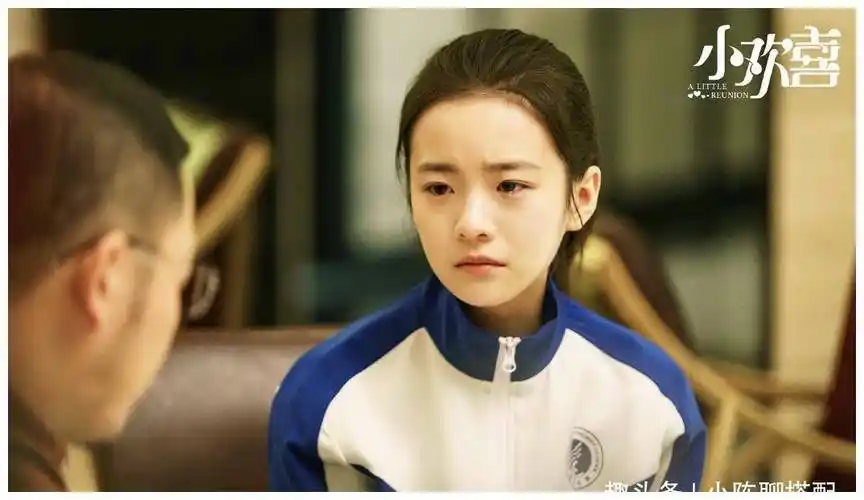 00后李庚希剪短发更美,t恤配短裤美腿好羡慕,比乔英