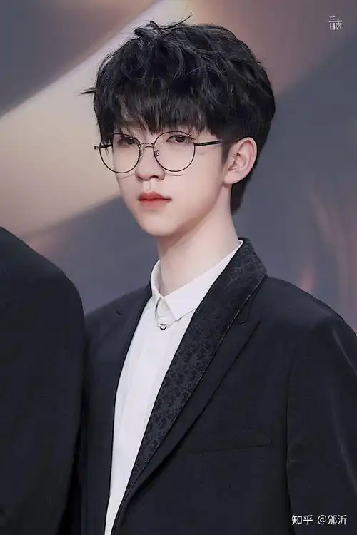 有没有贺峻霖那种很仙特别显清冷感图呀?