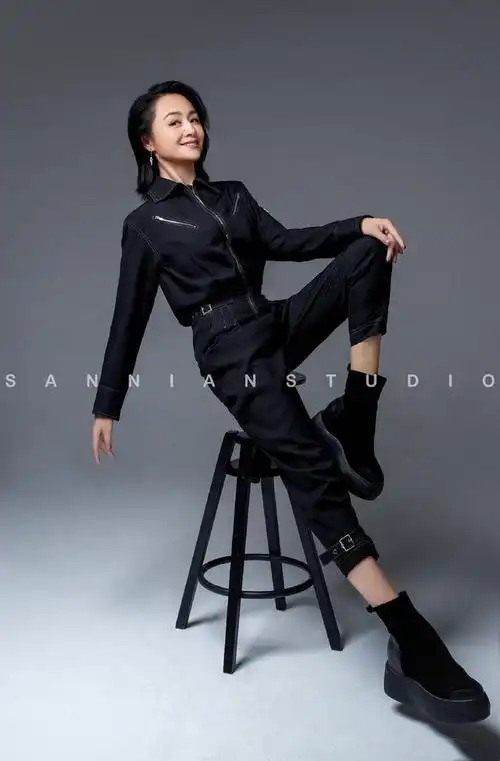 46岁曹颖罕亮相!毛衣搭超短裙还有少女身段,这双腿真让人自卑