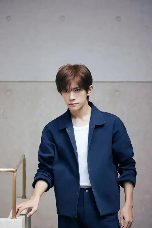 易烊千玺超话今日活动造型,深蓝套装配栗色长发,简约清爽的气质,这是