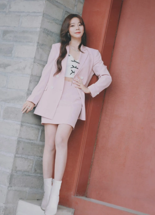 张紫宁穿粉西装风格大变清新甜美少女感爆棚女团腿太吸睛