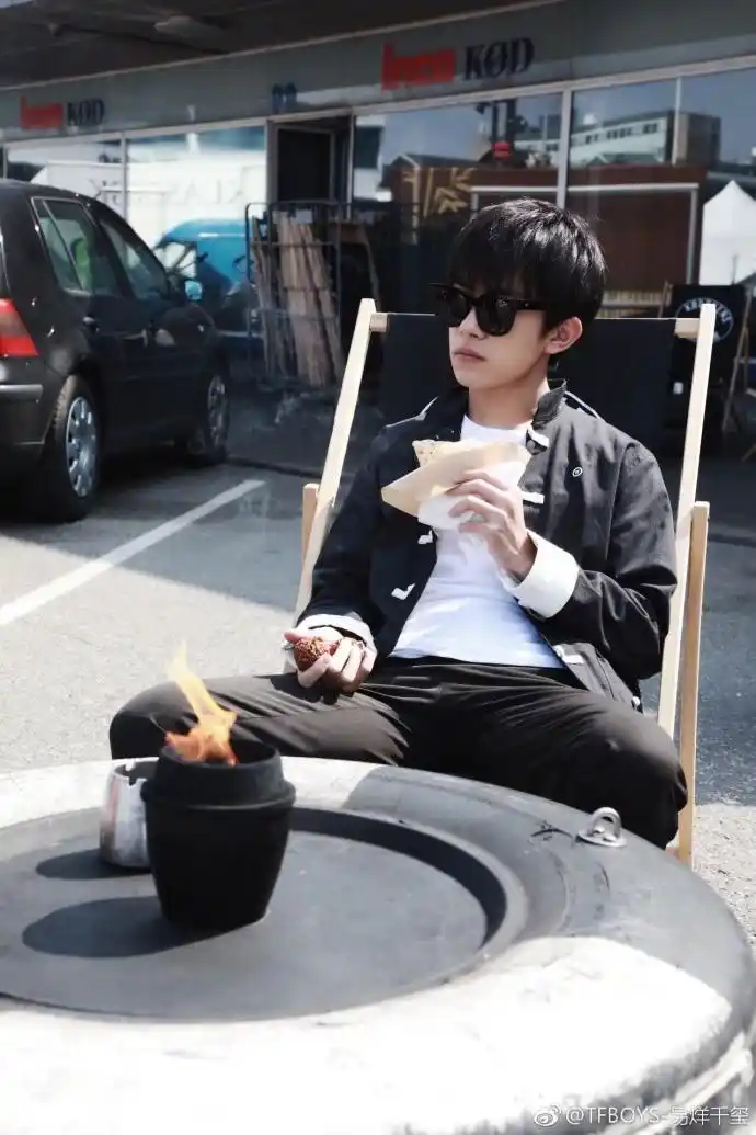 超帅的易烊千玺街拍时尚写真图片