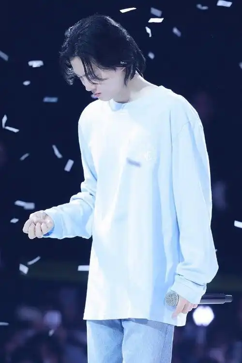 金俊勉珍贵且唯一##金俊勉帅气满分#  240414 exo十二周年见面会