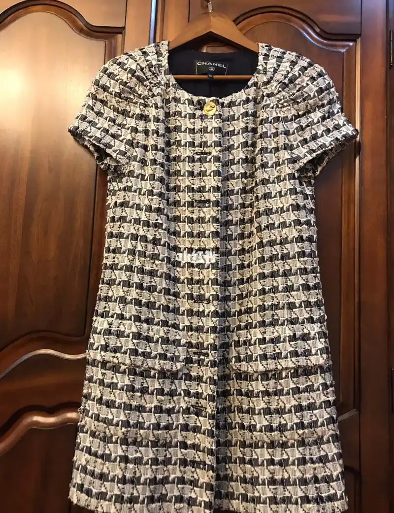 chanel连衣裙 这件裙子找代购买不到 虽然很久的款啦 但看一个博主穿