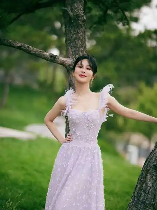 高级,大方明媚杨紫穿了一件羽毛吊带紫色长裙,非常的高级时尚,而且