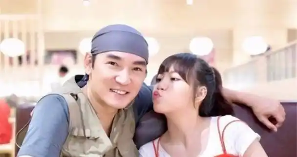 焦恩俊这次生日身边有母亲跟朋友的陪伴,但没看到其两个女儿和现任