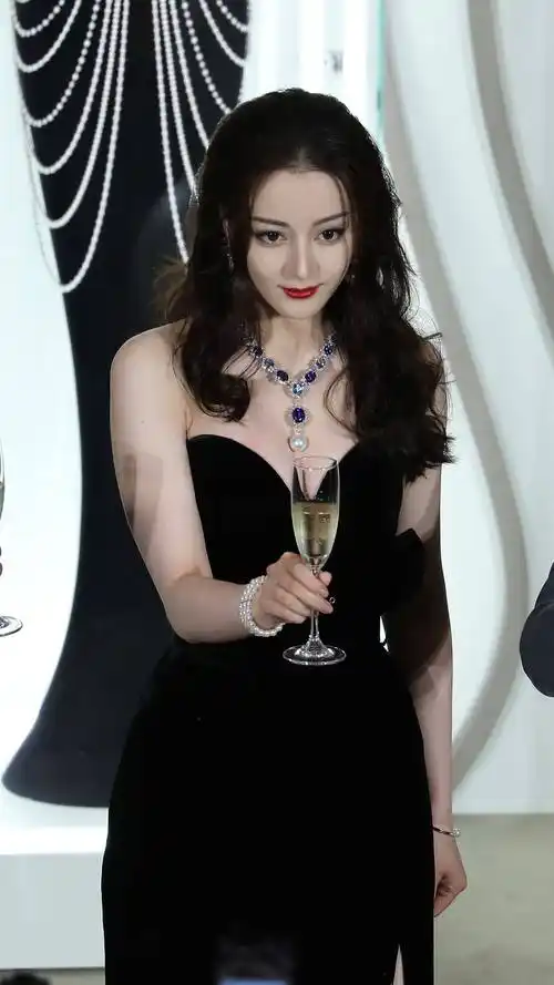 迪丽热巴黑色深v礼服长裙紫宝石珍珠钻石首饰怼脸拍 身材绝了