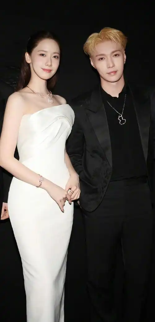 张艺兴晒了与林允儿合照