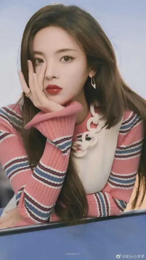 杨超越暮光公路大片