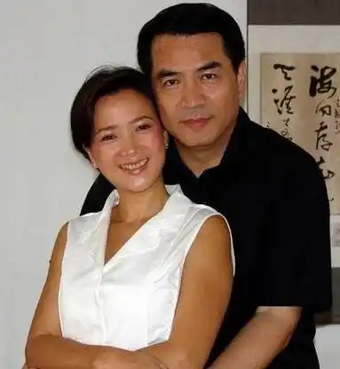 55岁何赛飞和54岁何晴近照,网友:没打玻尿酸的脸,老的不忍直视