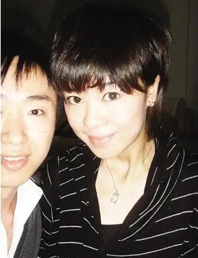 主角:郁可唯日前,有知情人在微博曝光歌手郁可唯与男友的亲密照.