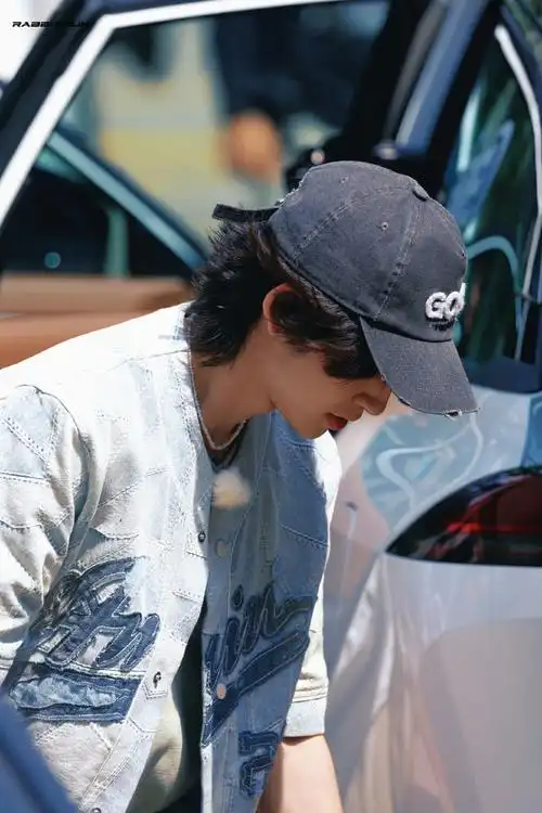 小鬼王琳凯《我们仨》路透  今天是美式男孩儿主打纯帅风06  素颜好