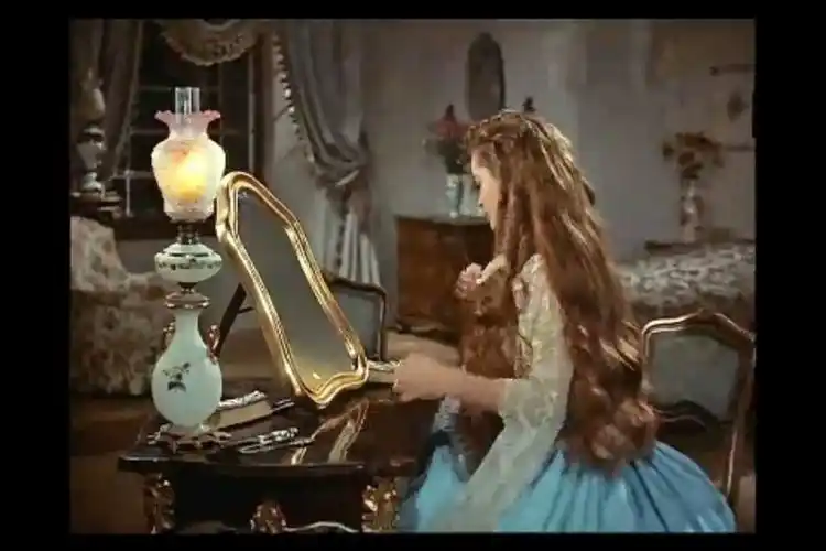 茜茜公主截图 好多头发好美 好喜欢公主梦啊