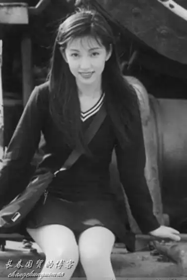 照片中,李冰冰身材窈窕,眉清目秀,十分青涩.李冰冰劈腿身体灵活.