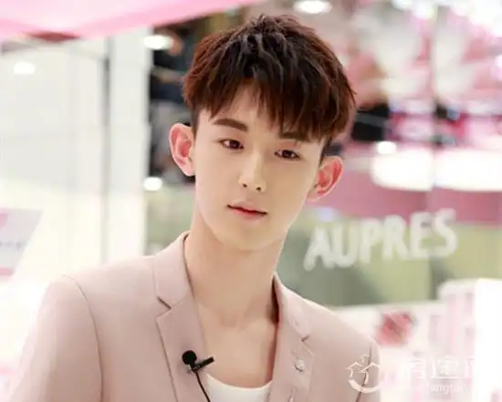 娱乐 星闻其实97年出生的郭俊辰,因为和国民闺女关晓彤同为同班同学