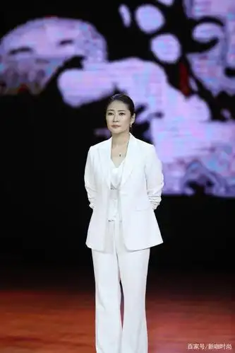 48岁梁静也发福了一身白色西装登台脸明显大了一圈
