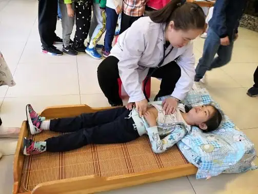 原来是幼儿园一年一次的体检如约而至,小朋友们带着紧张又期待的心情