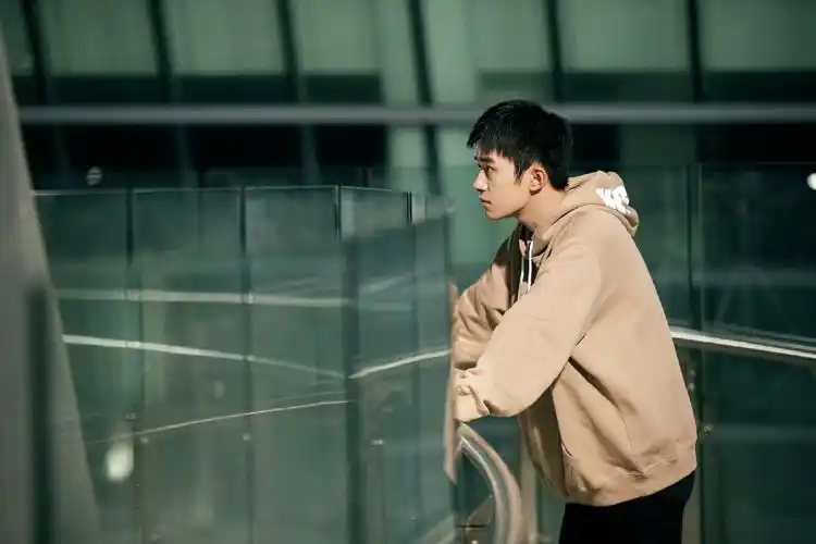 易烊千玺化身学长,穿卫衣出镜眼神超a