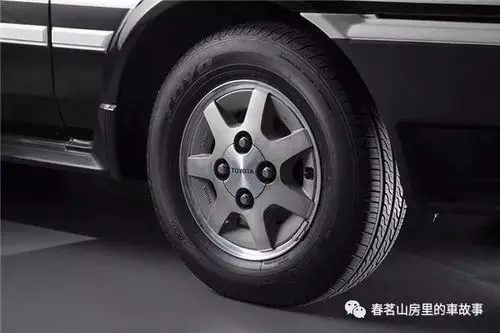 经典的轮毂,轮胎还都是新的.独特的可伸缩头灯,萌态可人.