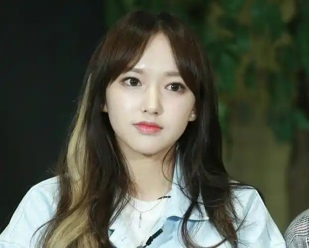 路人镜头下的程潇同样能将精致优雅的感觉展现出来