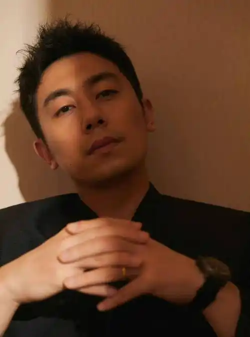 演员朱亚文:娶大1岁沈佳妮,当2个女儿的爸爸也幸福_父亲_时候_潘禹彤