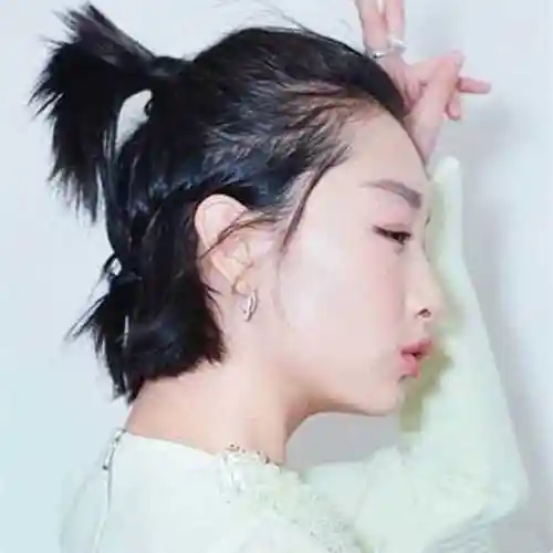 短发女神周冬雨都爱这样扎发,简单将头顶和前额头发扎成小马尾,后面