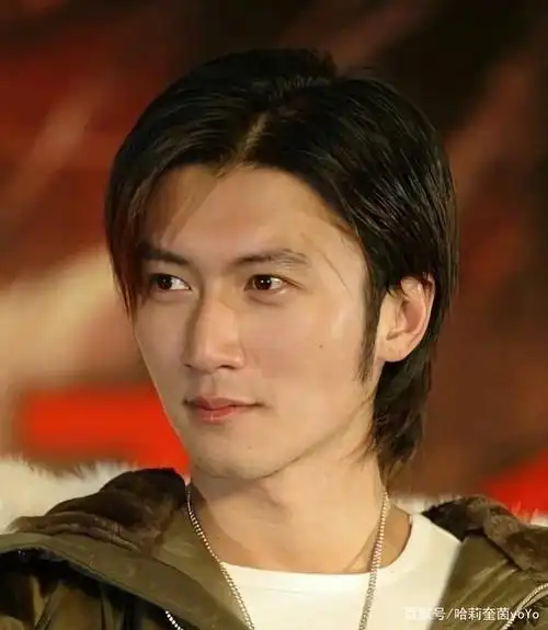 谢霆锋去丁真家乡理塘录节目,这造型完全换了个人