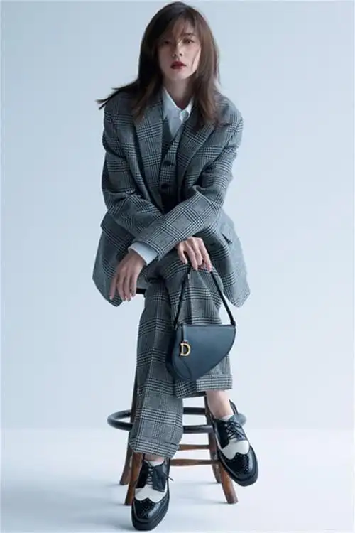 这次,日本某职业时尚杂志12月号刊登的,时尚穿搭调查排名中,有大衣和