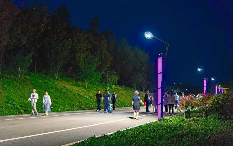 的时候还在是人山人海简直是避暑的好地方在这里散步显得格外悠闲自在