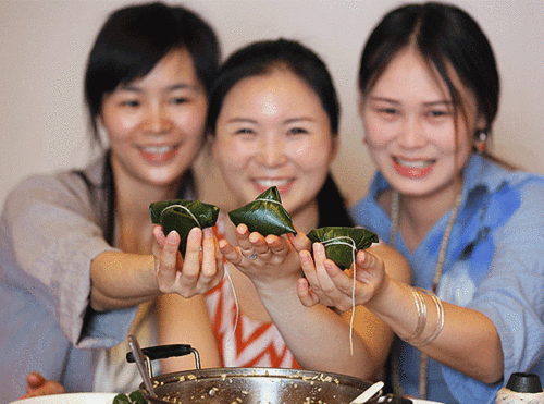 郑州美女手把手教包粽子 让你想起小时候味道