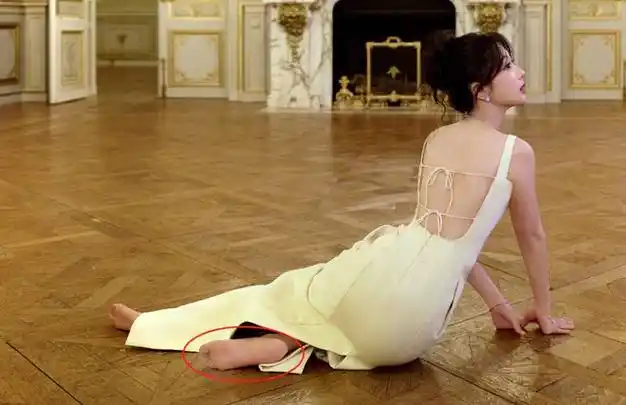 杨紫近照穿高定戴昂贵珠宝 趴地翘臀摆拍反被嘲插图23