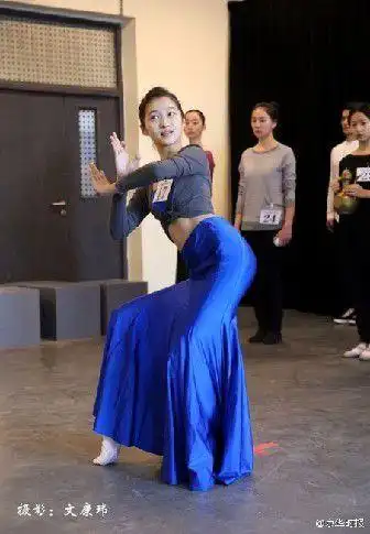 女的帮男的撸管图:关晓彤晋级三试 传家庭背景惊人已内定录取