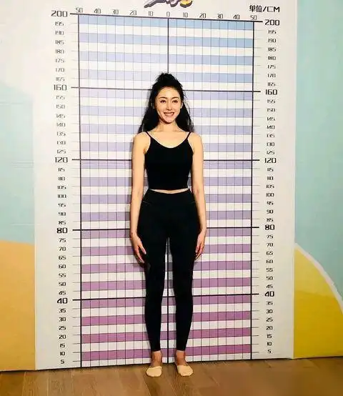 杨幂官方给出的身高数据是166.