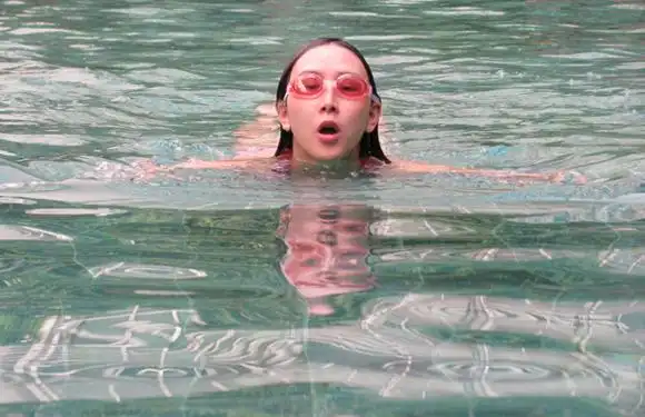 胡静挺大肚水中练瑜伽 澄清产前抑郁传闻