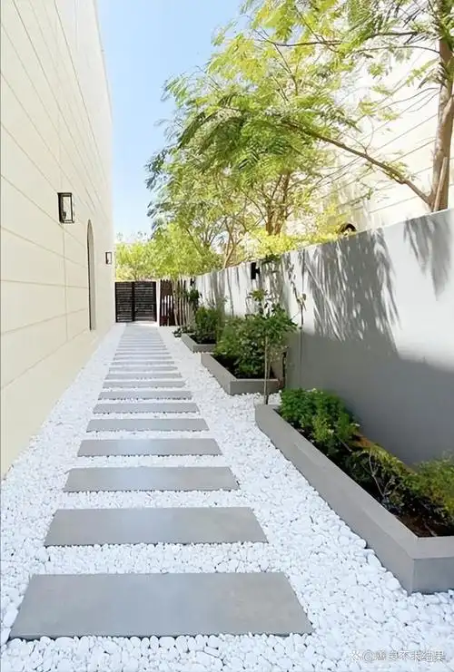 靠墙边,适合做"单一直线型"花池,易打理,又大气!