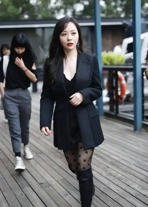 原创当歌手张靓颖穿上丝袜时粉丝们都说不仅歌唱得好而且有气质