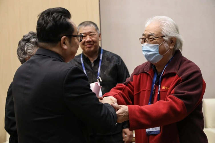 胡智锋副校长与齐士龙教授握手