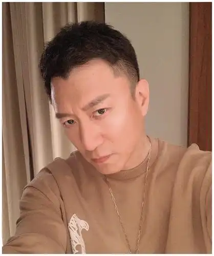 孙红雷网晒自拍照,栗子头发型吸睛,被粉丝吐槽美颜太过了