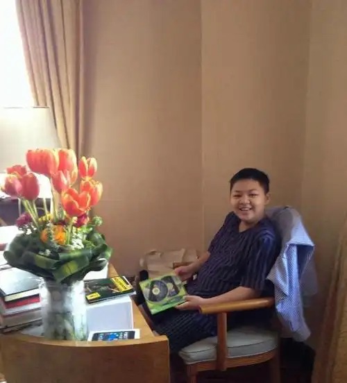 金星大儿子首曝光,五官帅气身材壮硕,人缘好与国外同学相处融洽