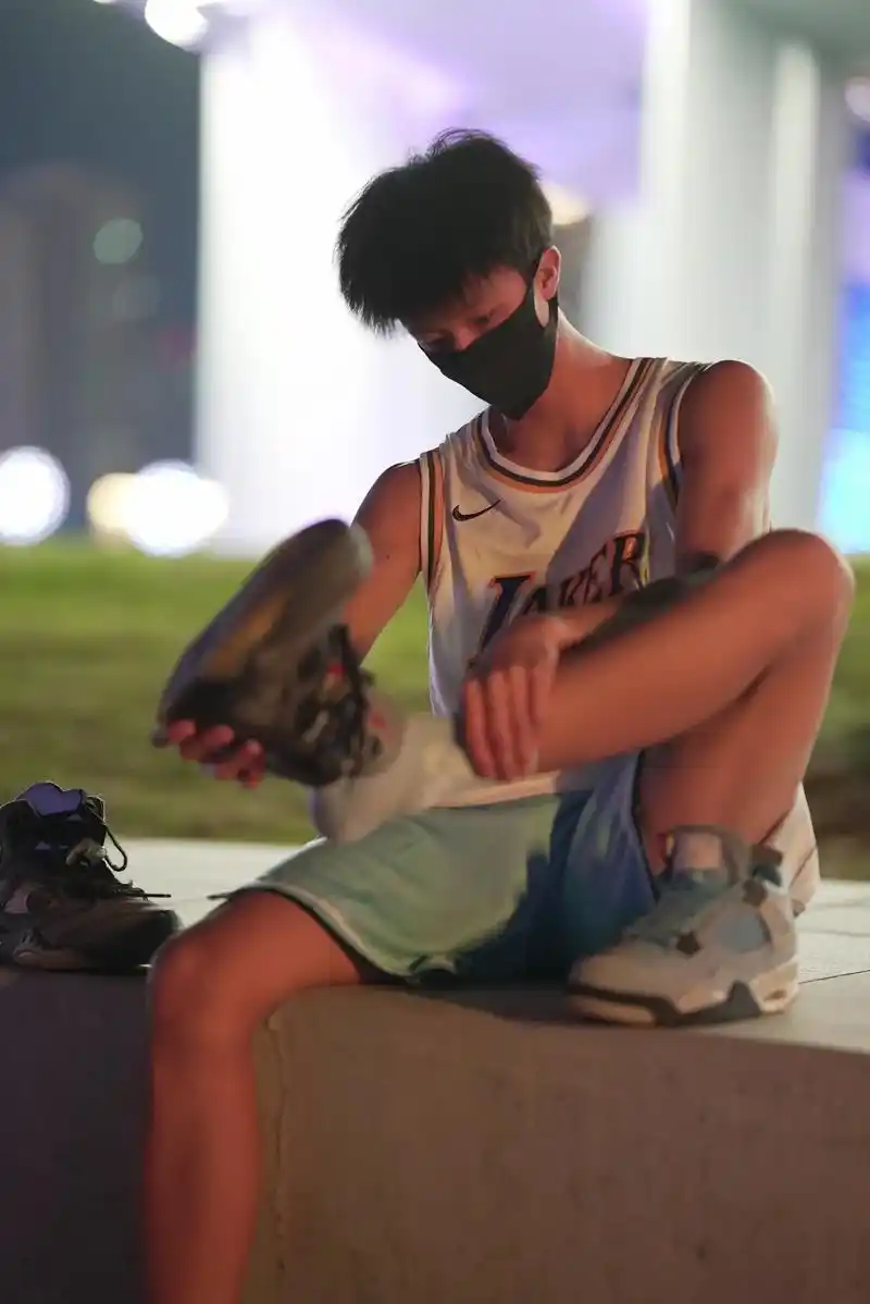 路边遇到一个喜欢打球的弟弟.#男生写真 #少年感 #摄影 @ - 抖音