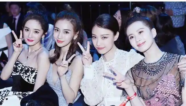 当红女星经典同台合照,来看看谁的着装和气质更好看呢