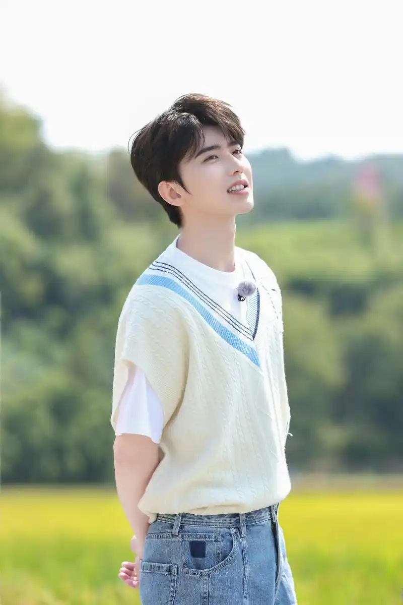 蔡徐坤奔跑吧四宫格剧照《奔跑吧》共同富裕篇今晚开播,校园风造型的